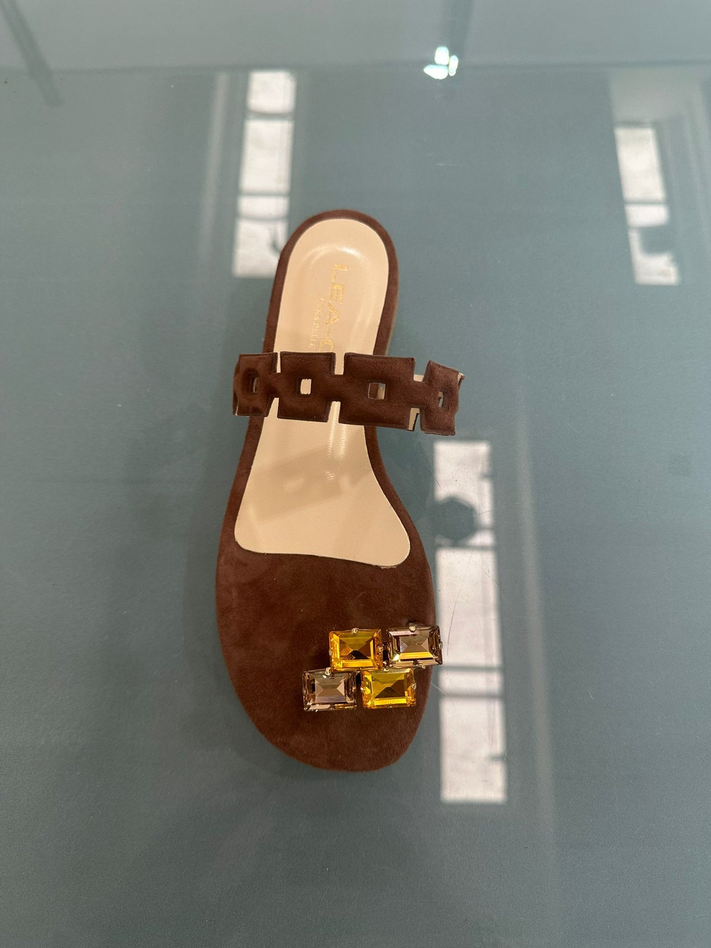 MADE IN ITALY - Elettra - Sandalias de piel auténtica con adorno en el dedo