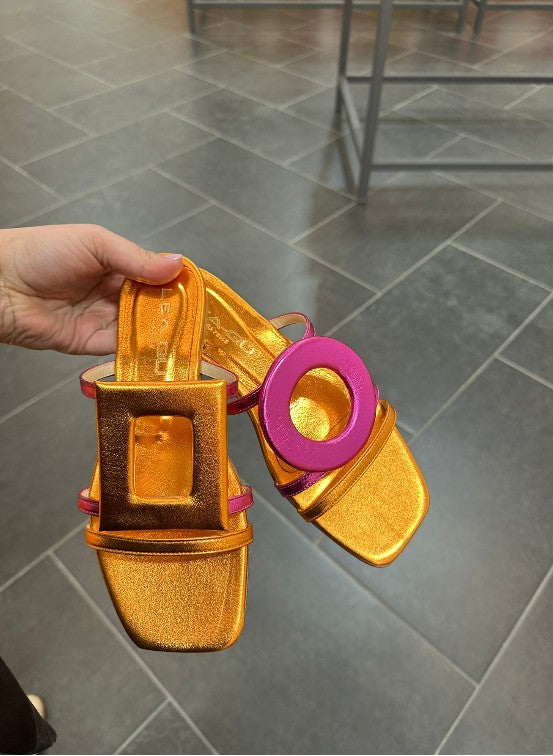 MADE IN ITALY - Lara - Sandalia plana con detalles geométricos metalizados