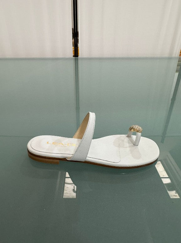 MADE IN ITALY - Luz - Sandalias de piel auténtica con adorno en el dedo