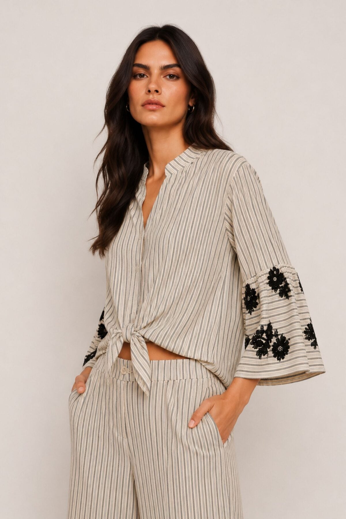 MADE IN ITALY - Lola - Camisa a rayas con mangas de mariposa y adornos de lentejuelas