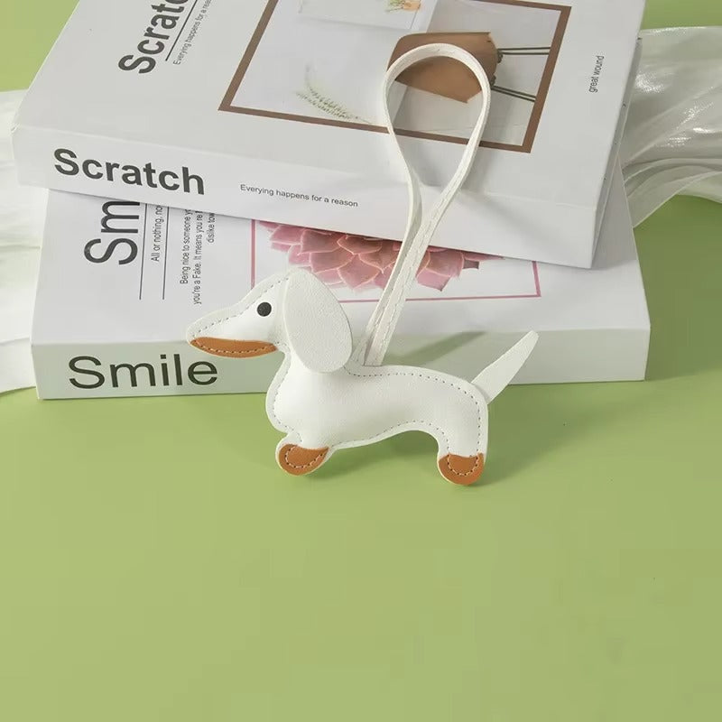 Perro salchicha charm en cuero genuino