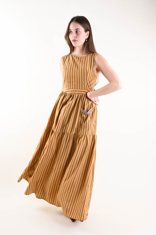 MADE IN ITALY - Amanda - Vestido a rayas con volantes y detalle de joya en el bolsillo