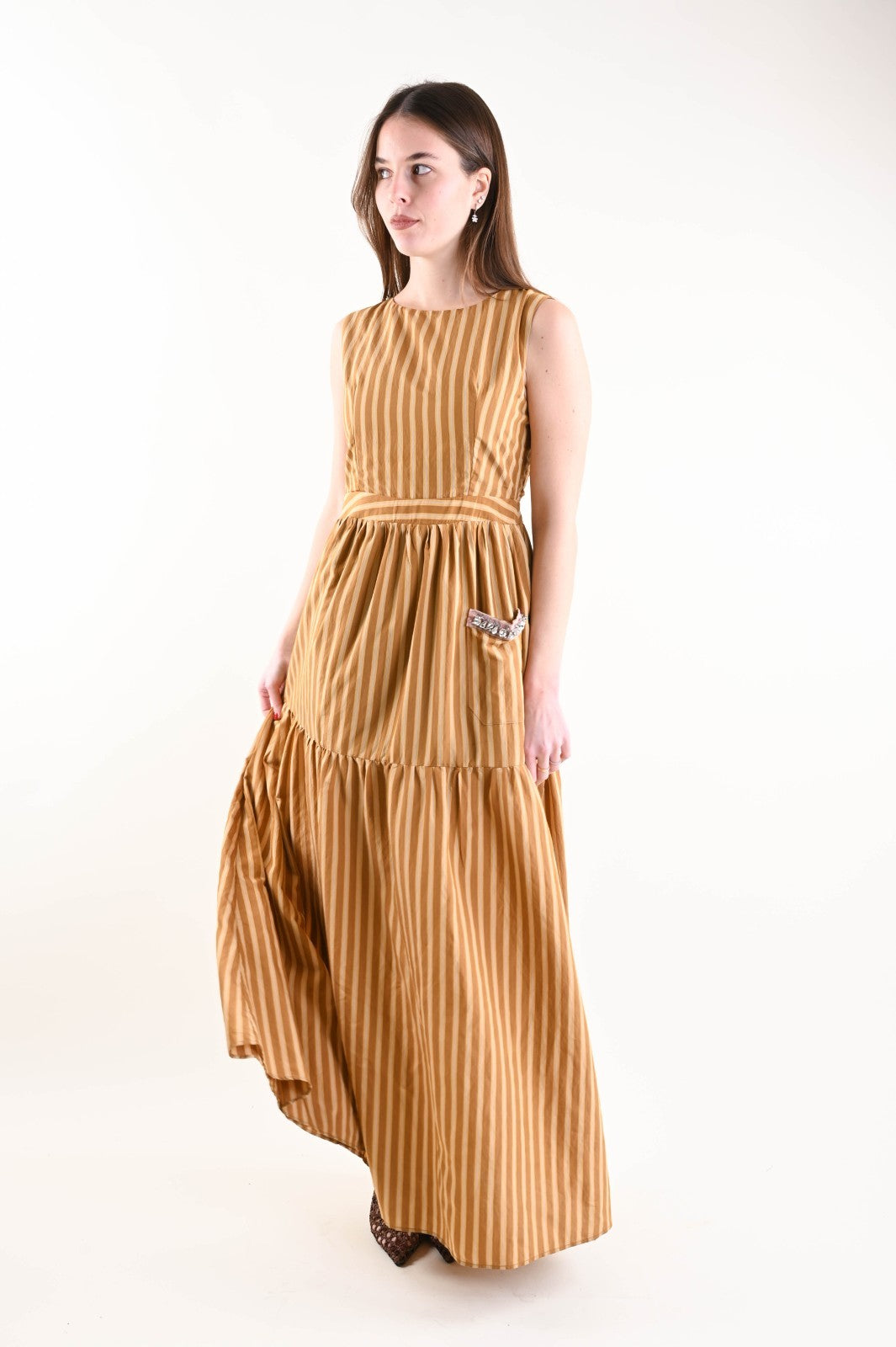 MADE IN ITALY - Amanda - Vestido a rayas con volantes y detalle de joya en el bolsillo