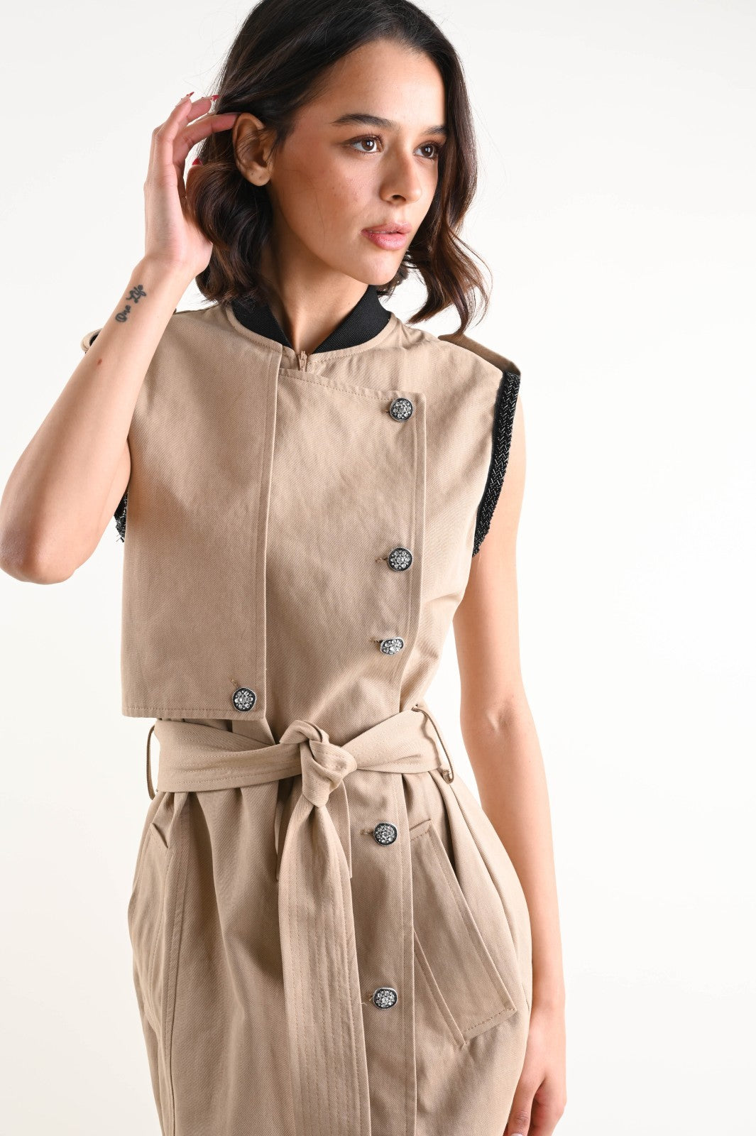 MADE IN ITALY - Fiorella - Vestido midi sin mangas con cinturón y botones decorativos