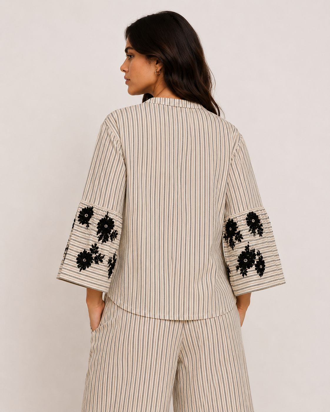 MADE IN ITALY - Lola - Camisa a rayas con mangas de mariposa y adornos de lentejuelas