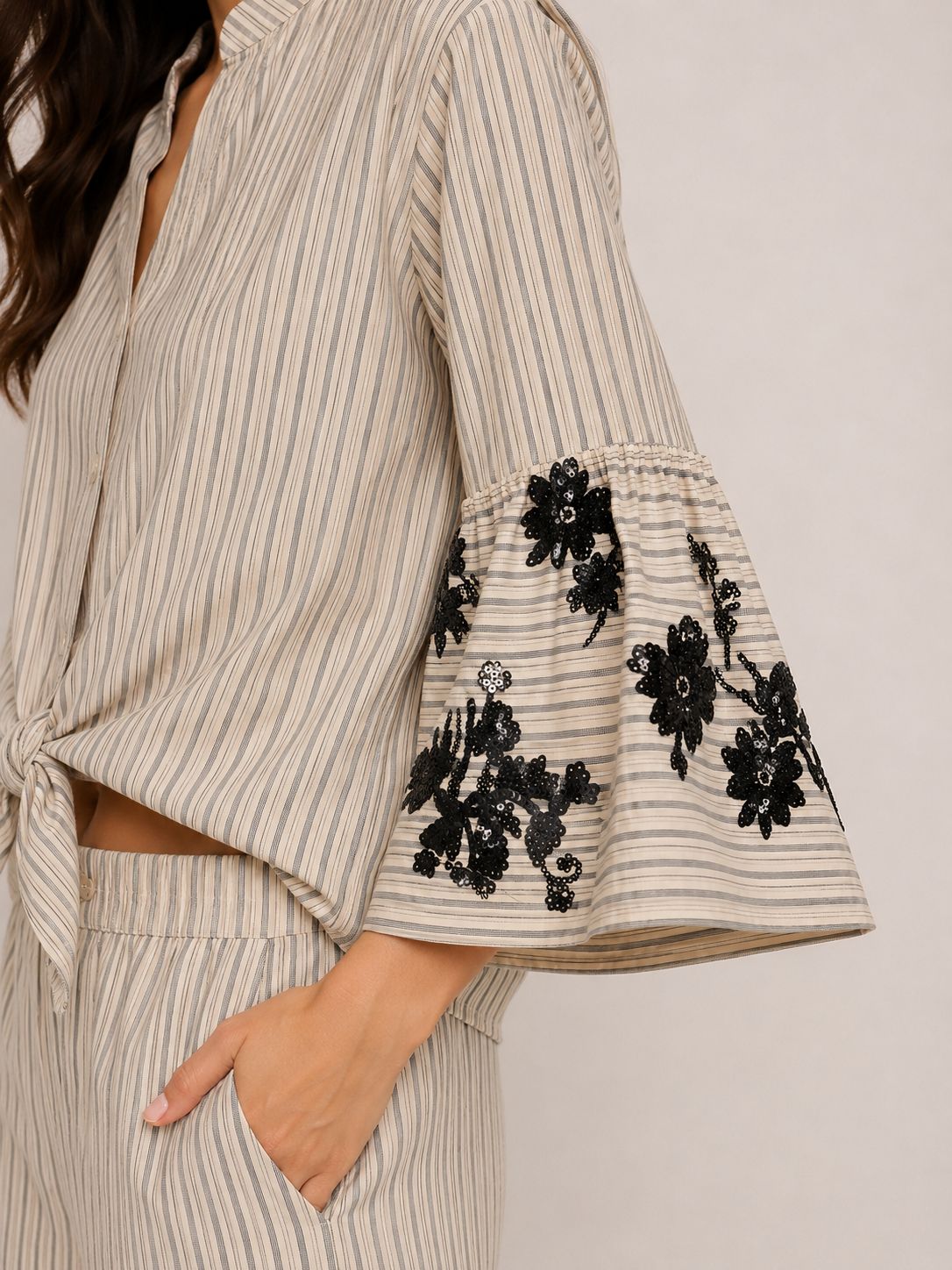 MADE IN ITALY - Lola - Camisa a rayas con mangas de mariposa y adornos de lentejuelas